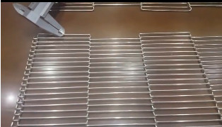 AISI304 بدوره منحنى سلسلة شبكة الحزام الناقل المعادن الصلب سلك الحزام لتبريد الطعام